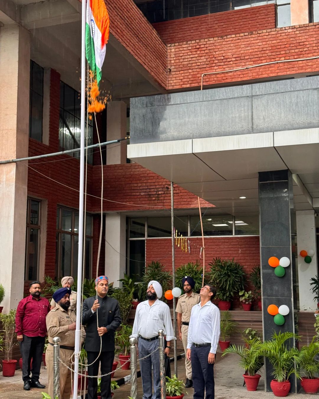 ਦੇਸ਼ ਦੇ 78ਵੇਂ ਸੁਤੰਤਰਤਾ ਦਿਵਸ ਮੌਕੇ ਅੱਜ ਪੰਜਾਬ ਸਕੂਲ ਸਿੱਖਿਆ ਬੋਰਡ ਦੇ ਵਿਹੜੇ ਬਹੁਤ ਹੀ ਸਾਦੇ ਢੰਗ ਨਾਲ ਆਜ਼ਾਦੀ ਦਿਹਾੜੇ ਦਾ ਸਮਾਗਮ ਮਨਾਇਆ ਗਿਆ। ਬੋਰਡ ਦੇ ਚੇਅਰਮੈਨ ਸ਼੍ਰੀ ਕਮਲ ਕਿਸ਼ੋਰ ਯਾਦਵ (ਆਈ.ਏ.ਐੱਸ) ਜੀ ਨੇ ਕੌਮੀ ਝੰਡਾ ਲਹਿਰਾਇਆ ਅਤੇ ਸਲਾਮੀ ਦਿੱਤੀ।🇮🇳🇮🇳🇮🇳

On the occasion of the 78th Independence Day of the country today, the Independence Day ceremony was celebrated in a very simple manner in the courtyard of the Punjab School Education Board.  Chairman of the Board Mr. Kamal Kishore Yadav (IAS) hoisted the national flag and saluted.,🇮🇳🇮🇳🇮🇳
